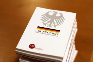 Read more about the article Der Verfassungschutz als parteipolitisches Organ? – Ungleichgewichtung Rechtsextremer Straftaten
